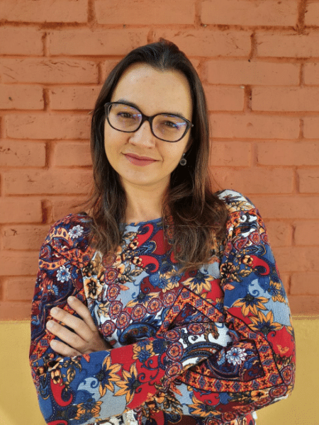 Foto de Sabrina Pradoi, criadora do material Kit Colônia de Férias.